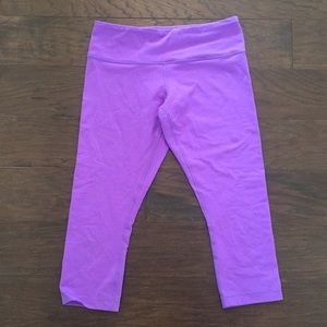 Lululemon Wunder Under Crops. Size 6